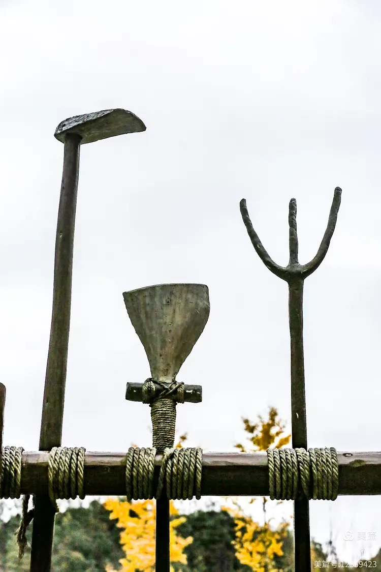 , 耜是捆绑的石器,如石斧石刀等神农氏石雕画